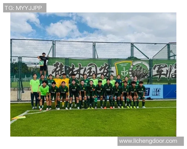 当年并肩作战的兄弟情谊今日依旧闪耀在绿茵赛场 当年并肩作战的兄弟情谊今日依旧闪耀在绿茵赛场