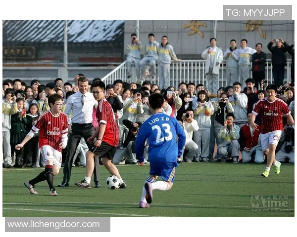 足球巨星现身潮流鞋店引粉丝围观体验购物日常瞬间