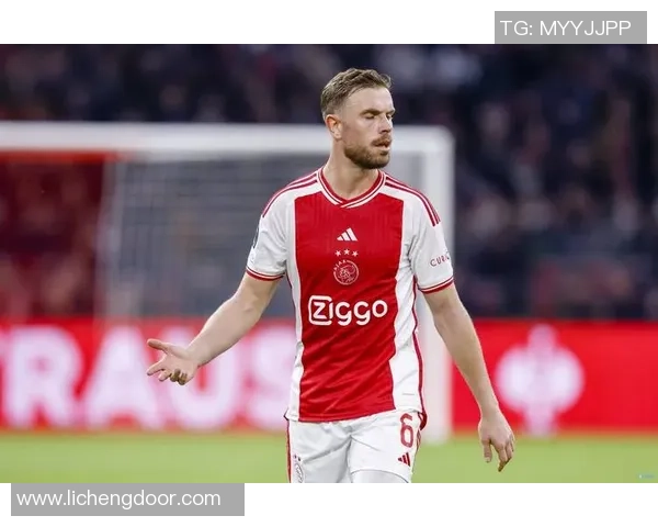 足球巨星伪装成普通球员在街头野球场打球被认出引发围观热潮 足球巨星伪装成普通球员在街头野球场打球被认出引发围观热潮