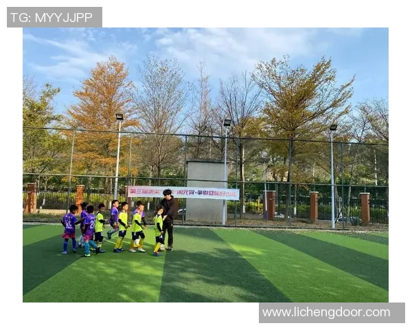 二年级足球小球星崭露头角 梦想成就未来的绿茵传奇